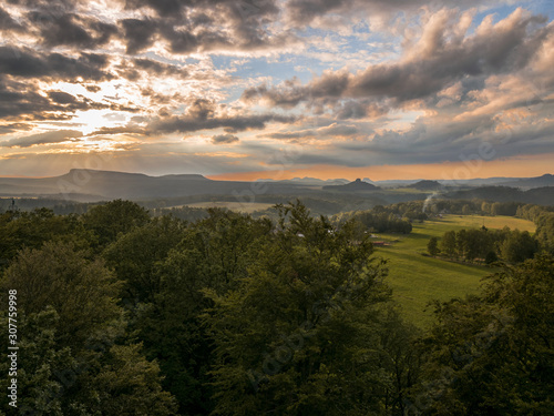 Landschaft im Sonnenuntergang