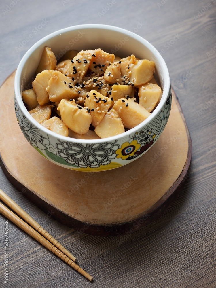 아시아 음식 감자 간장조림 