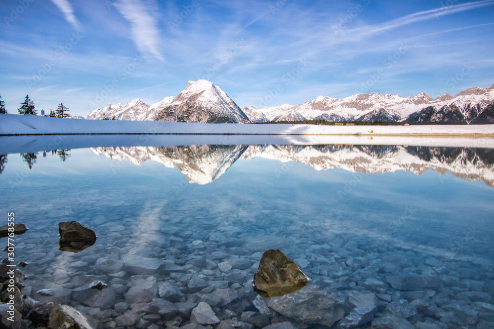 Obraz premium gschwandtkopf lake in winter in the austrian alps, seefeld