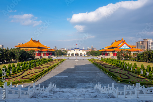 Obraz na płótnie Sunrise at Front gate of Chiang Kai Shek Memorial hall in Taipei City, Taiwan w salonie