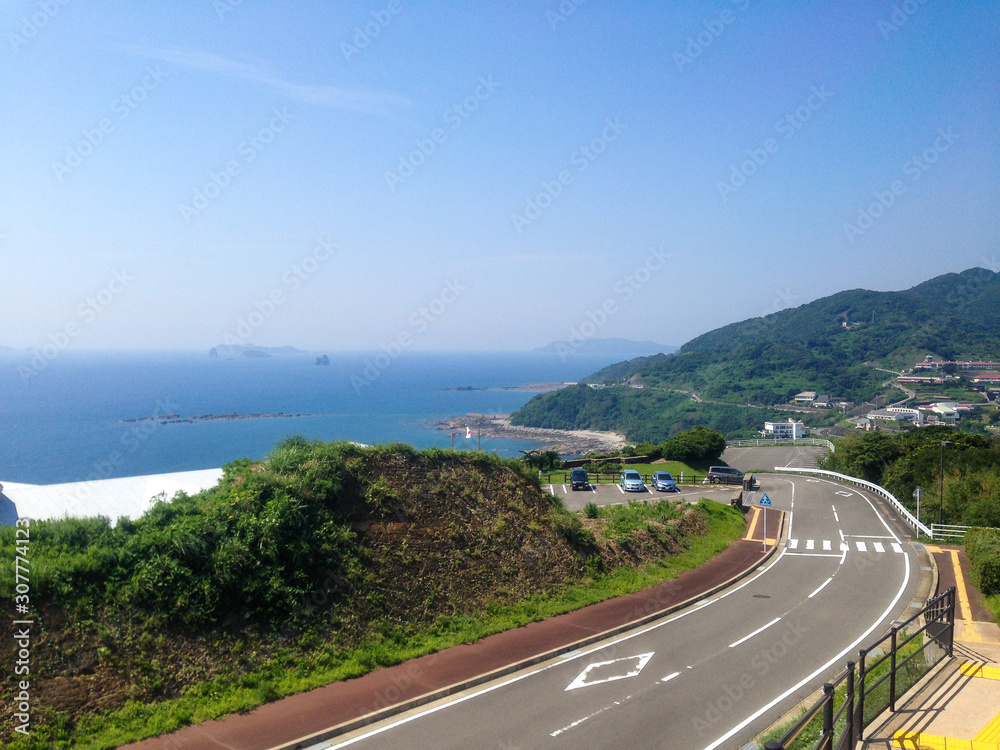 Fototapeta premium 海岸沿いの道のある風景