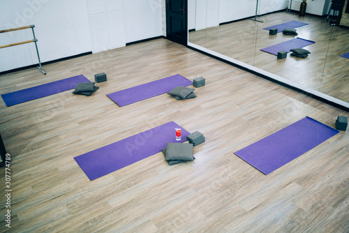 Billede på lærred Vacant gymnasium with gym mats before class