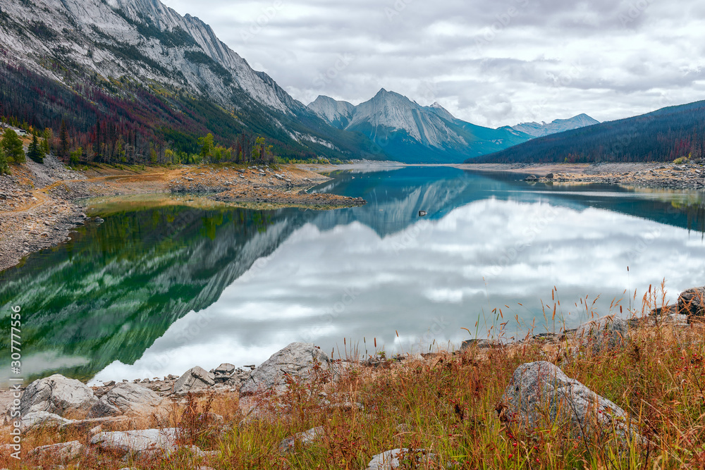 Obraz premium Medicine Lake in Jasper National Park.Alberta.Canada