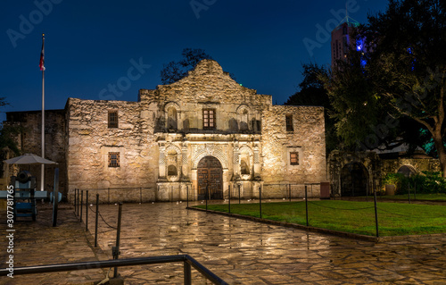 Quadro em tela View of the Alamo Mission in San Antonio at Night with Canon on the Side