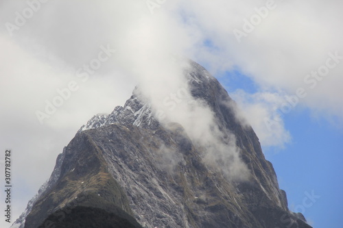 世界遺産ミルフォード・サウンドの風景 雲がかかる峻厳な山(ニュージーランド)