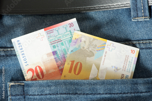 Banknoten Schweizer Franken CHF in Hosentasche einer Jeans