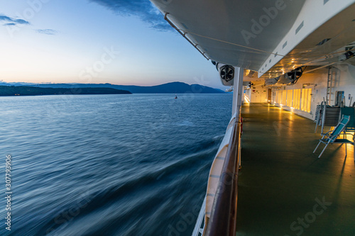 Kreuzfahrtschiff am Abend photo