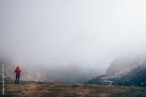 sommet du Hohneck avec des gens au sommet dans le brouillard de la montagne