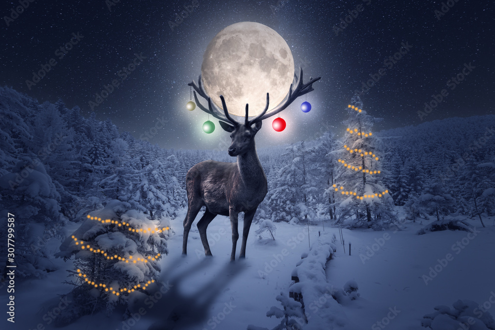 Großes Rentier mit Weihnachtskugeln und Vollmond. Winter und Weihnachten  Stock-Foto | Adobe Stock
