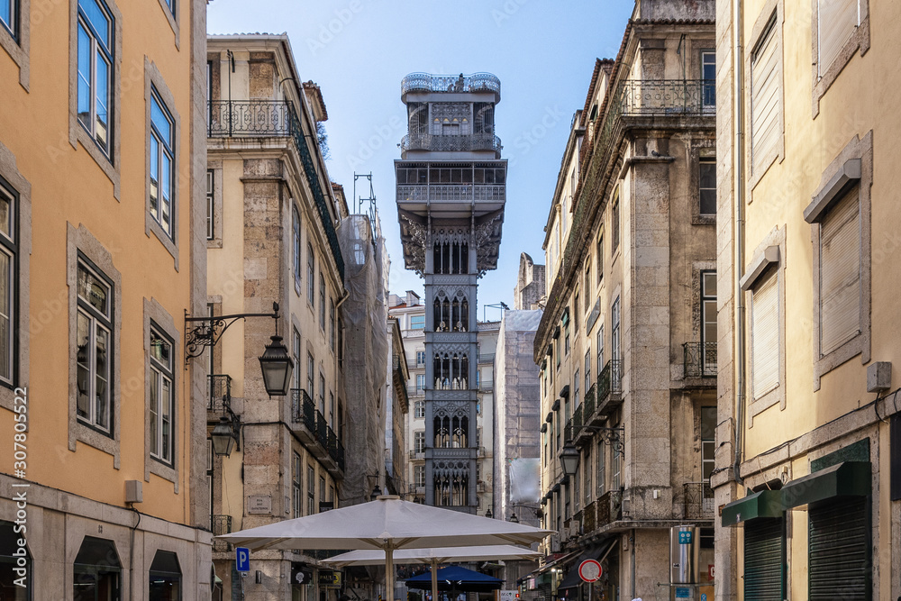 Der Elevador de Santa Justa, ein Fahrstuhl in Lissabon / Portugal