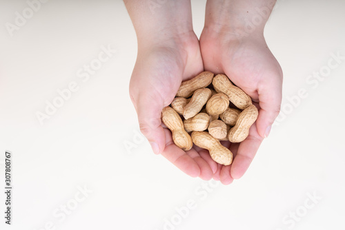 Erdnüsse in Händen