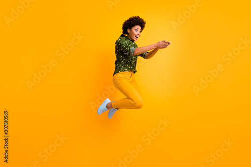 Valokuva Full body photo of crazy dark skin curly lady jumping high making swimming moves