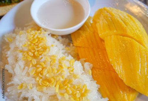 Mangoes and sticky rice with coconut milk 