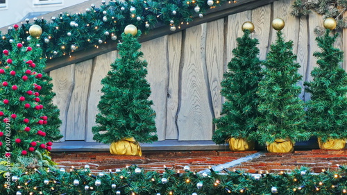 Weihnachtsdekoration auf dem Christkindlmarkt, Weihnachtsbaum auf dem Weihnachtsmarkt
