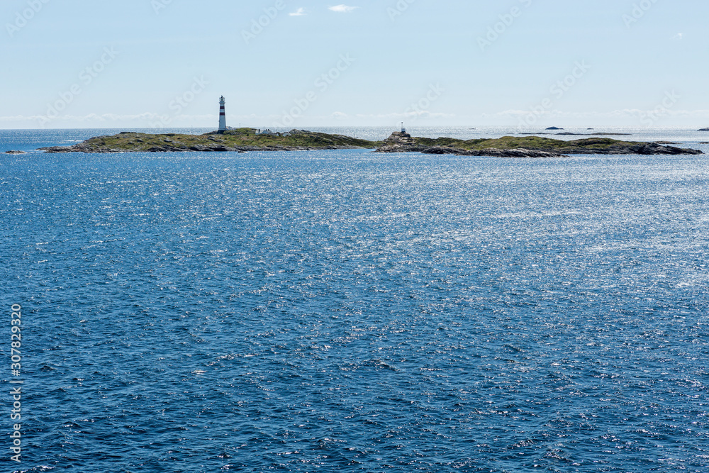 Insel mit Leuchtturm vor der Küste Norwegens