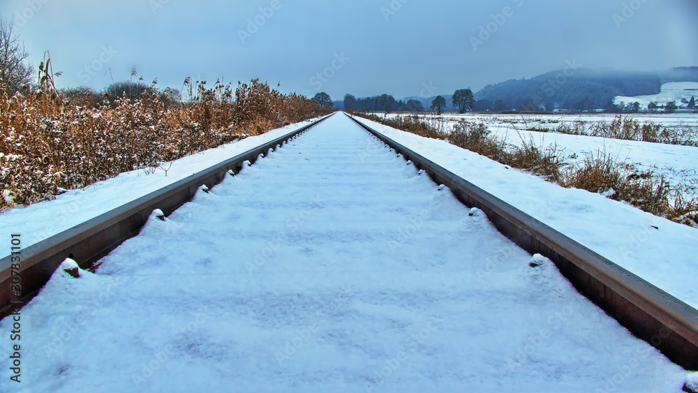 bahnstrecke im winter, eisenbahngeleise im schne, bahndamm im schnee bahnstrecke im winter, eisenbahngeleise im schne, bahndamm im schnee