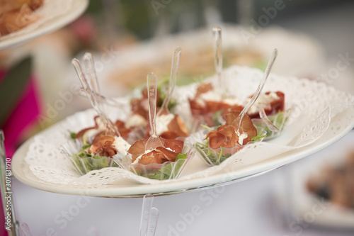 Obraz na płótnie bocconcini di bresaola e formaggio con rucola w salonie