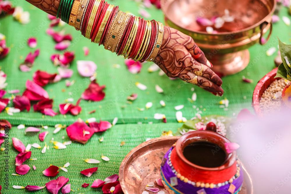 Fototapeta premium Indian traditional wedding ceremony : bridal hand with mehandi design