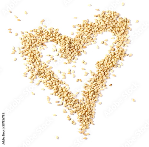 Fotografía Integral sesame seeds arranged in heart shape isolated on white background, top
