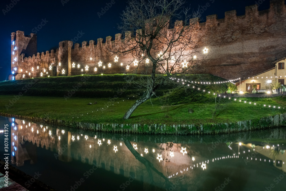 Mura del castello antico, con luci di Natale