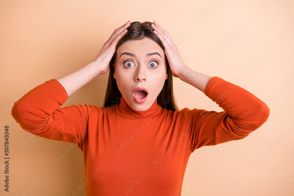 Close-up portrait of her she nice attractive worried afraid straight-haired girl expressing amazement incredible news isolated over beige pastel color background Close-up portrait of her she nice attractive worried afraid straight-haired girl expressing amazement incredible news isolated over beige pastel color background