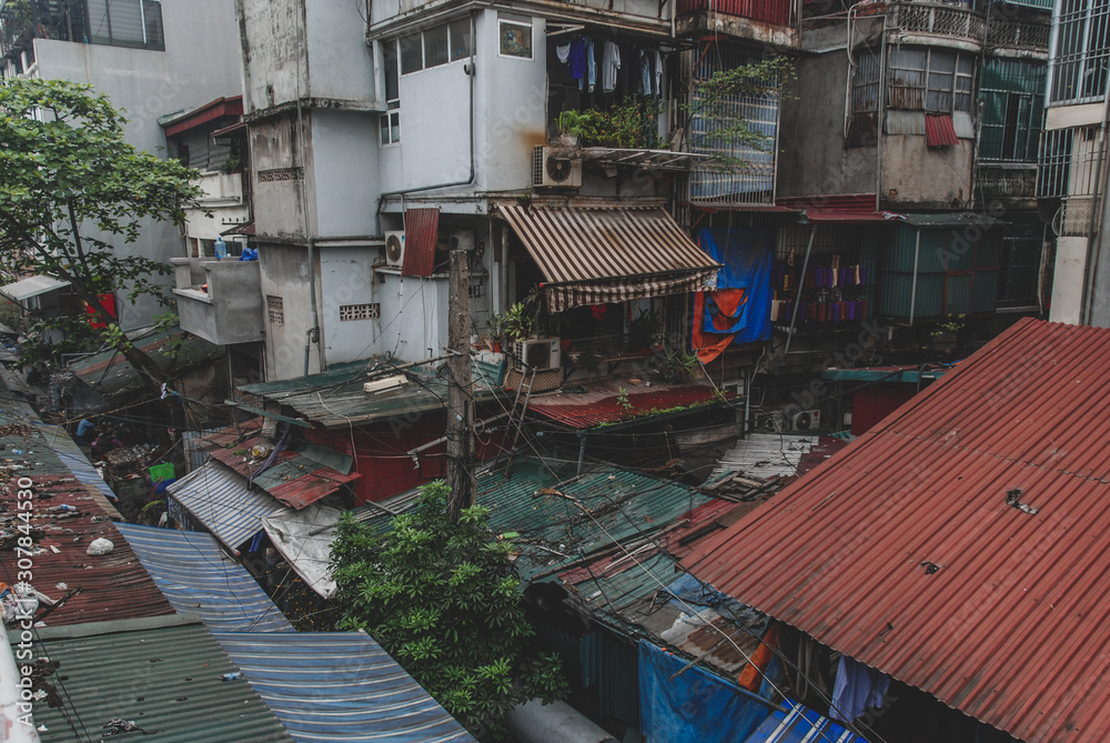  Living in poor houses in Hanoi's Train Street, Vietnam