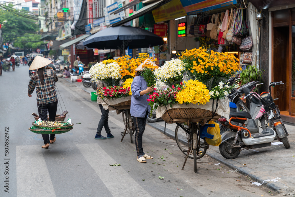 Flower vendor on Hanoi old town street at early morning - obrazy, fototapety, plakaty 