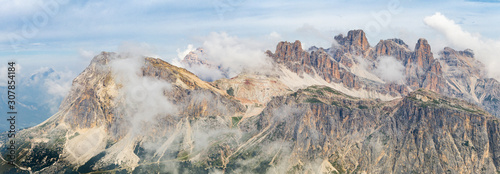 Górskie szczyty zasnute chmurami. Krajobraz Dolomitów - góra Lagazuoi. Piękna alpejska panorama.