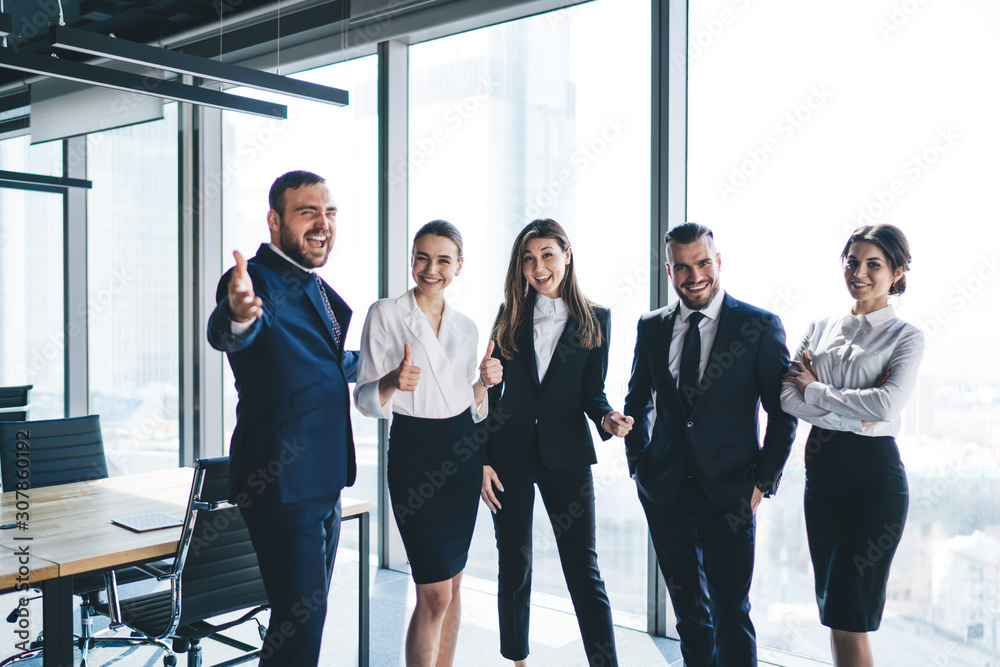 Fototapeta premium Excited business team in modern office