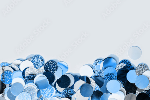 Tela Colorful confetti explosion from envelope on blue background.