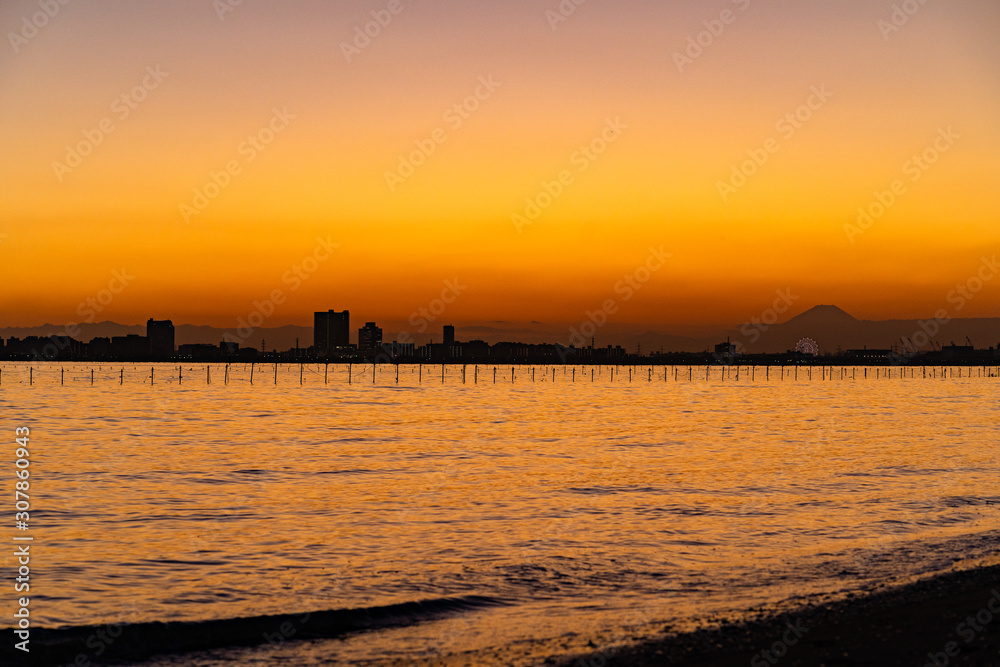 Naklejka premium 写真素材: 冬の三番瀬の夕日と富士山