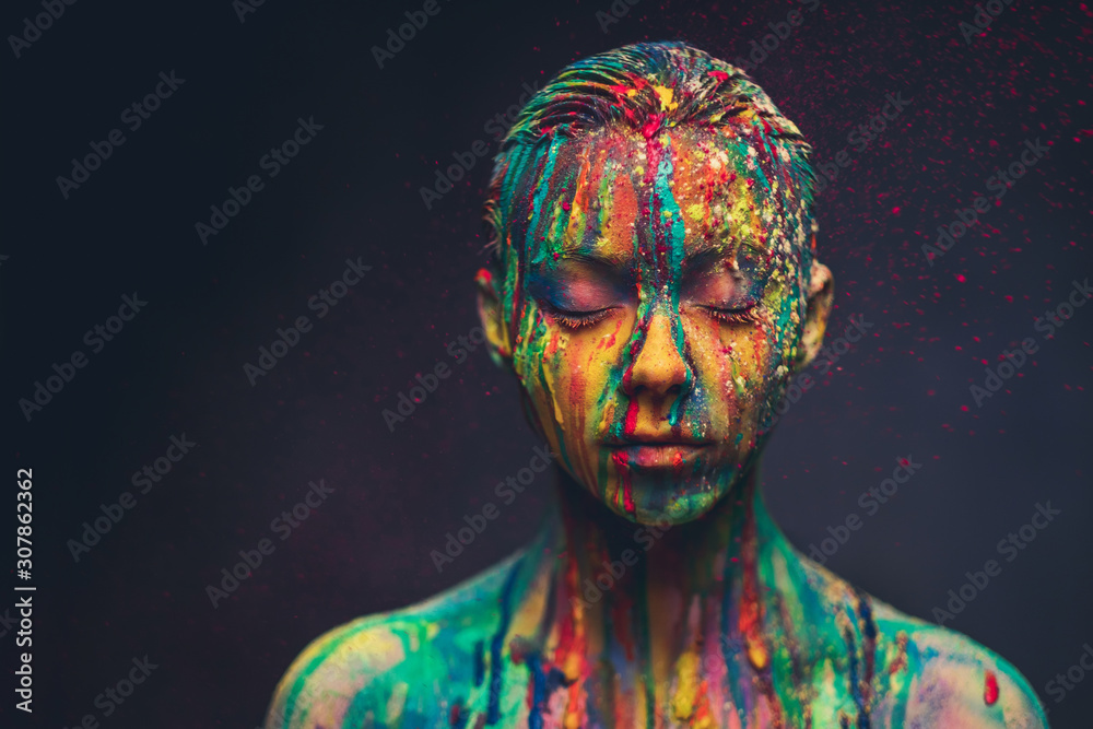 Fototapeta Młoda kobieta pokryta kolorową farbą