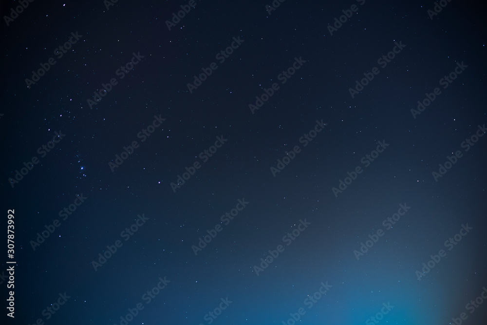 Fototapeta premium Ciemne niebo pełne gwiazd - Klasyczny błękit, kolor roku 2020