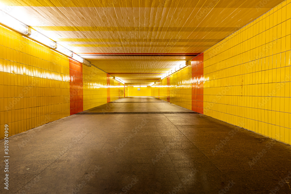 Fototapeta premium Tunnel mit gelben und roten Kacheln
