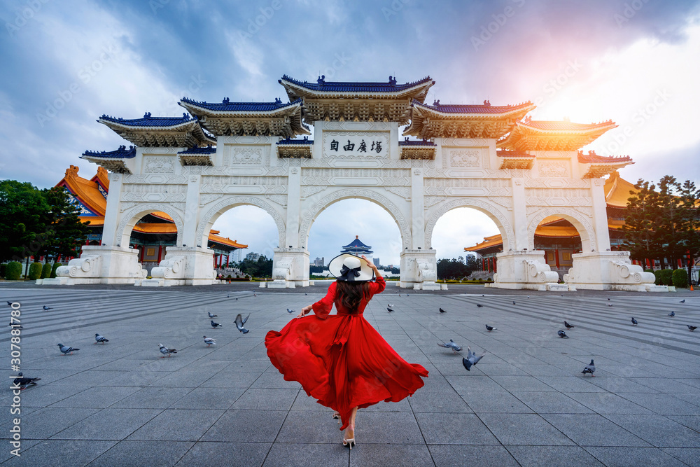Obraz premium Woman walking at Archway of Chiang Kai Shek Memorial Hall in Taipei, Taiwan.
