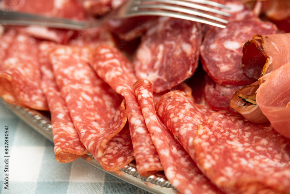 Vassoio con fette di salame misto a grana grossa e fine Vassoio con fette di salame misto a grana grossa e fine
