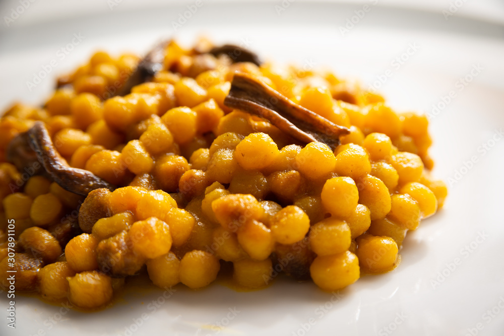 Fregola con zafferano e funghi porcini, Cucina Sarda Fregola con zafferano e funghi porcini, Cucina Sarda
