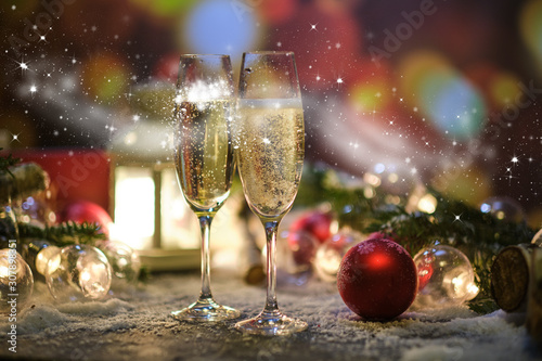 Photographie glasses with champagne against the background of New Year's decoration