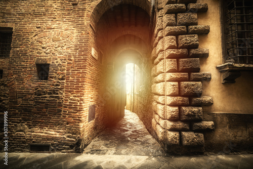 Narrow arches in Montepulciano © Gabriele Maltinti