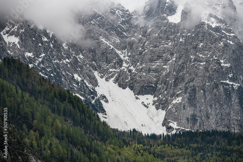 Alpy, Włochy, Jezioro Laghi di Fusine w pochmurny dzień