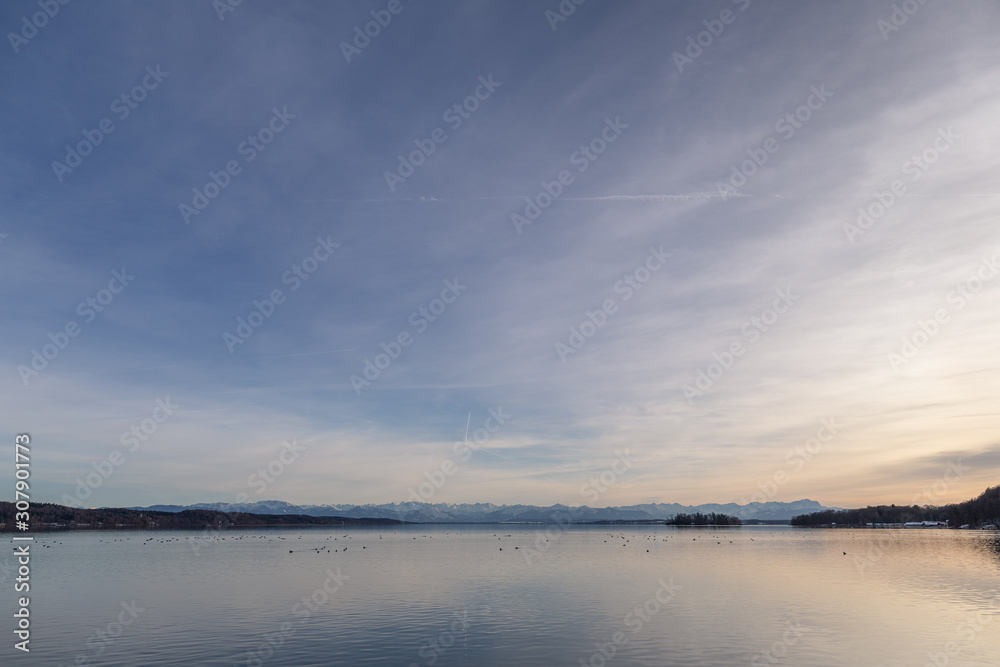 Starnbeger See mit Blick auf die Alpen