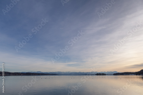 Starnbeger See mit Blick auf die Alpen
