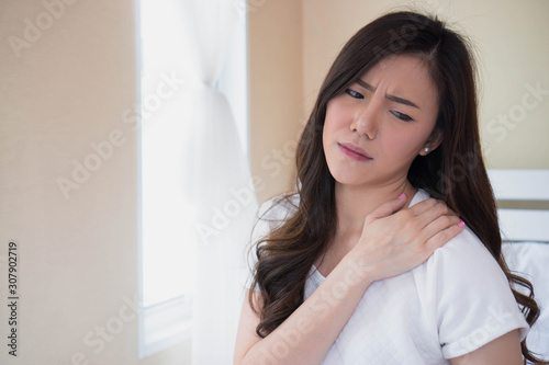 pain shoulder and neck woman Free Download pain shoulder and neck woman - GFXLoad