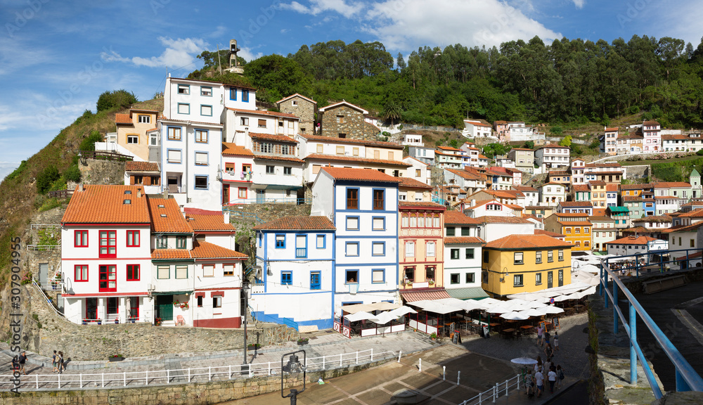 Vista panorámica del pintoresco y colorido pueblo costero de Cudillero en Asturias, España.
