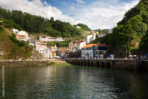 Vista del pintoresco pueblo costero de Cudillero desde el puerto en Asturias, España. © Alfredo López