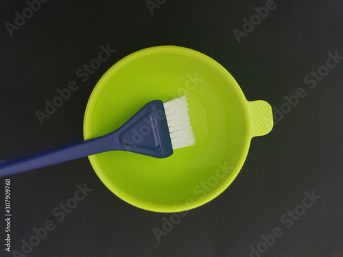 bol verde con brocha negra bondo negro