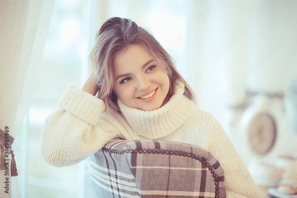happy cheerful blonde portrait casual, young model posing in photo, sipmatic healthy girl smiling happy cheerful blonde portrait casual, young model posing in photo, sipmatic healthy girl smiling