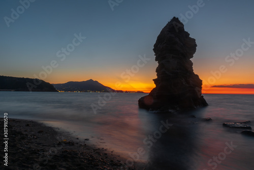 Isola di Procida, tramonto e faraglioni sul mare.