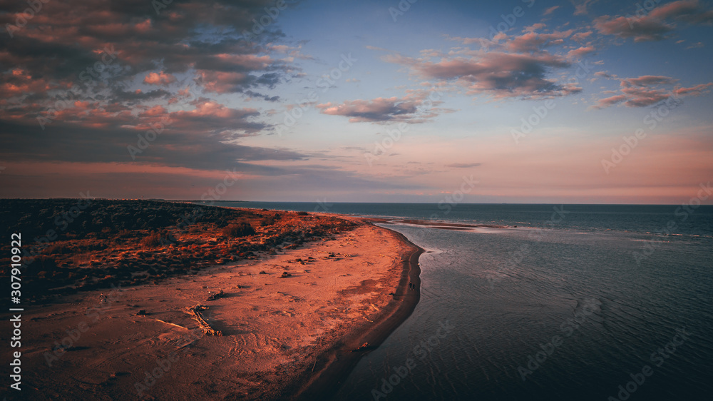 Fototapeta premium Tramonto in una spiaggia del nord Italia