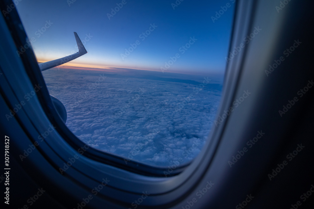 mirando por la ventana del avión mirando por la ventana del avión